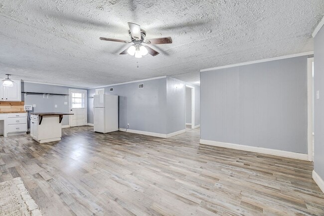 Building Photo - Charming 3-Bedroom 1.5 Bath Cottage-Style Bungalow with Open Floorplan and Kitchen Island