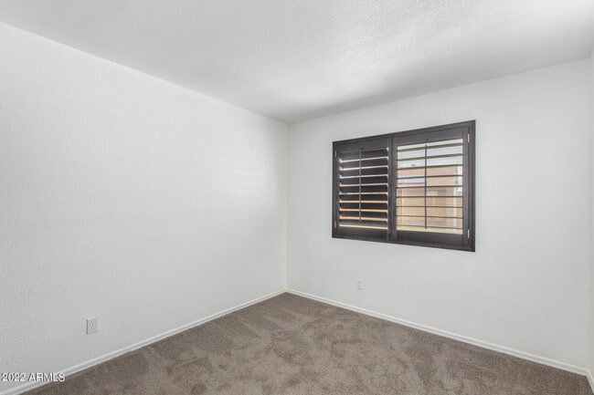 Building Photo - 19 W Piute Ave