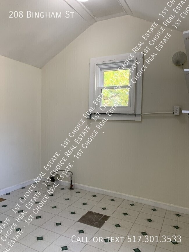 Building Photo - 208 Bingham St