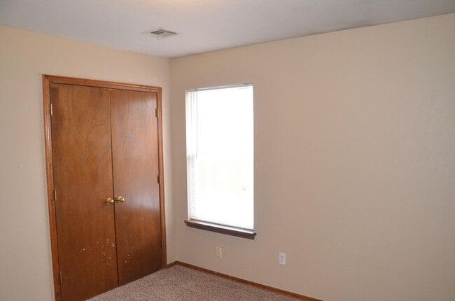 Building Photo - Lots of Room & Great Location