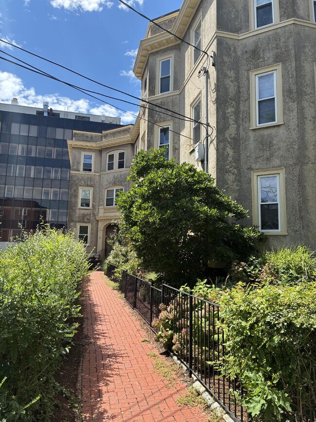 Building Photo - Renovated 3BR/2BA 1,278 SF In-Unit Laundry Parking Basement Storage Available Sept 1