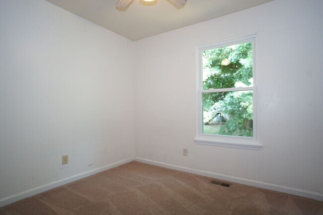 Building Photo - 4 Bed/2 1/2 Bath Bus Line Reserved Parking