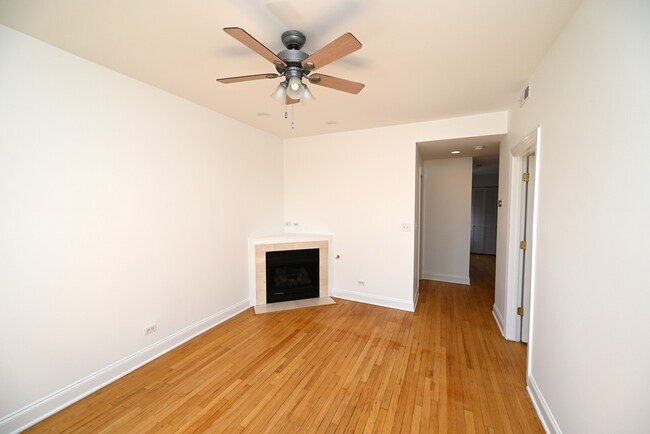 Building Photo - 7404 N Oakley Ave