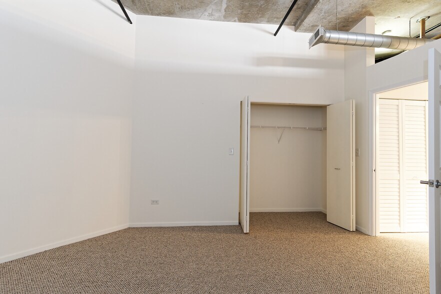Building Photo - 933 W Van Buren St