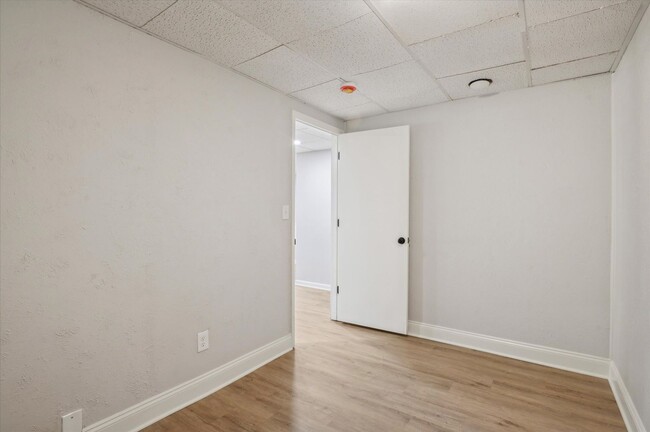 Building Photo - Fully Renovated 3B/2.5B Townhome in West C...