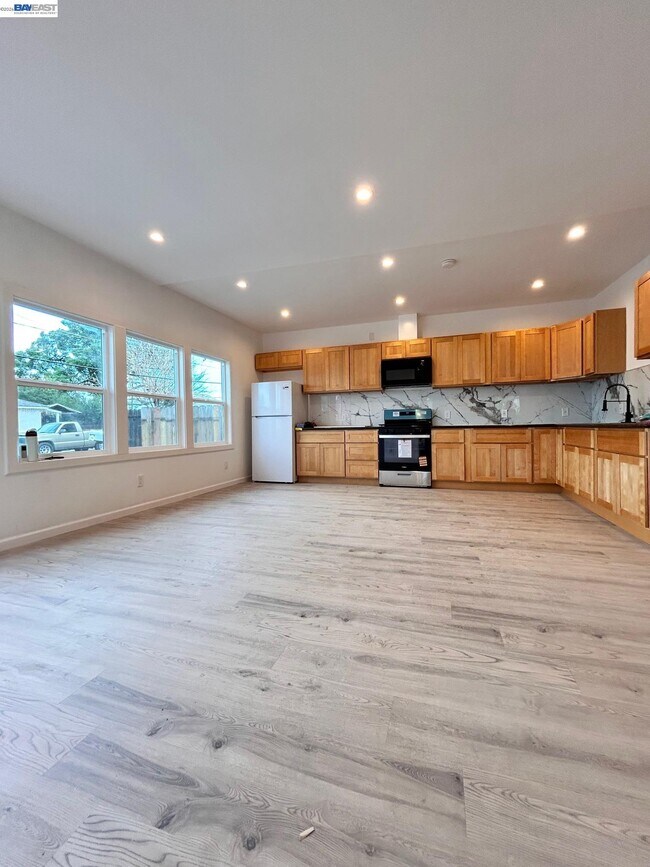 Building Photo - 213 E Ruby St