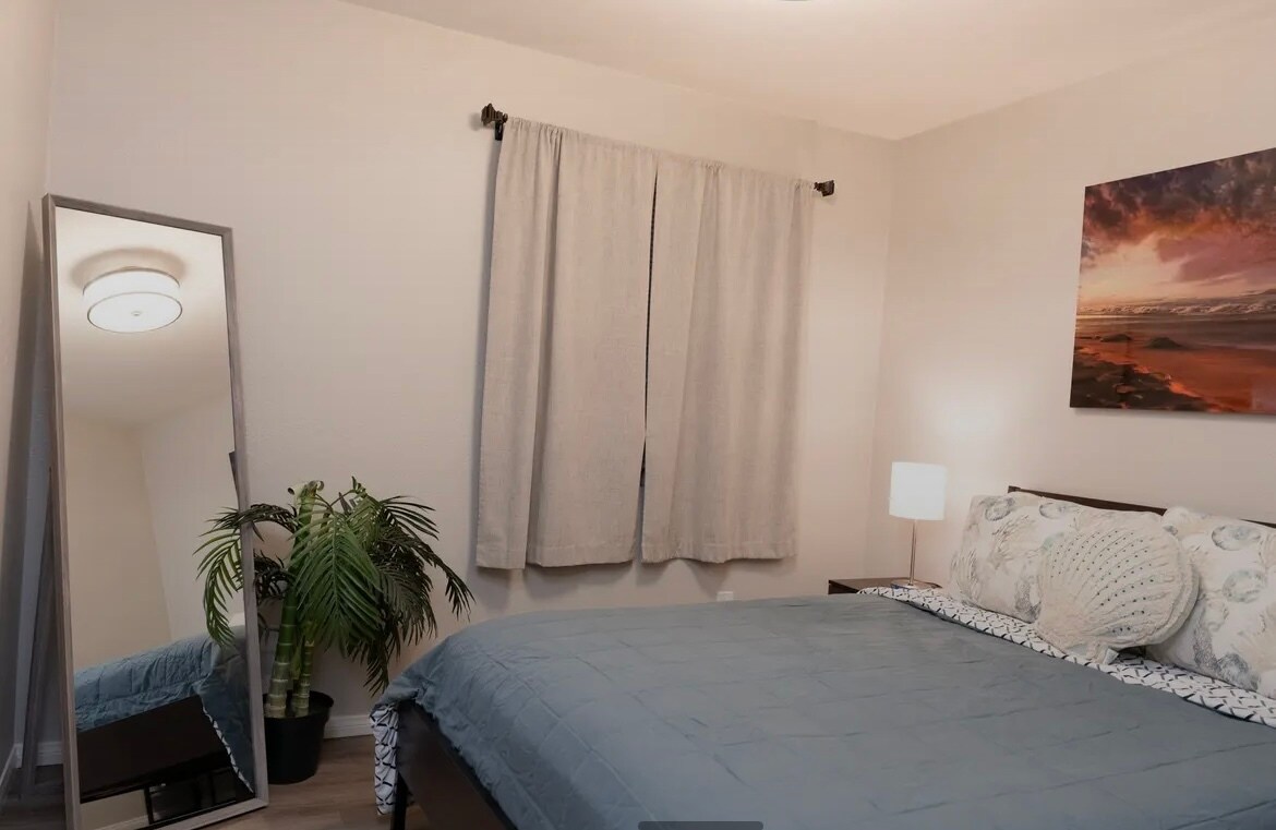 Building Photo - 6716 N Elman St