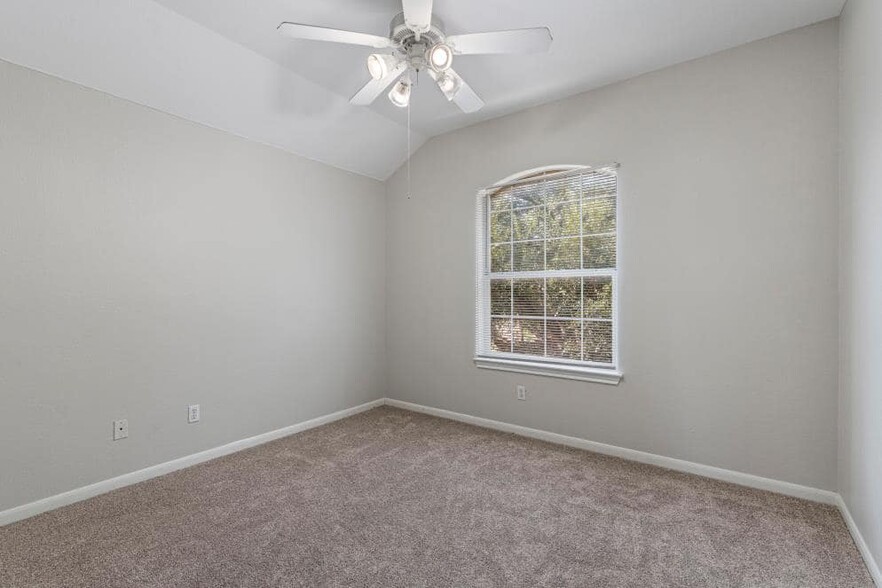 Building Photo - 1601 Briar Hill Dr