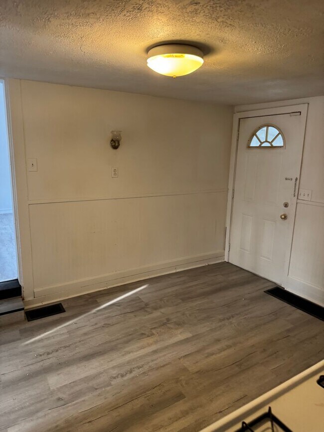 Building Photo - 2 bedroom 1 bath single family home. Freshly painted with new flooring .