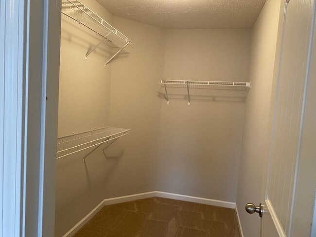 Building Photo - Townhome off Joe B Jackson