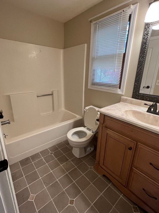 Building Photo - (2) bedroom Town-House w/ new Dining Room ...