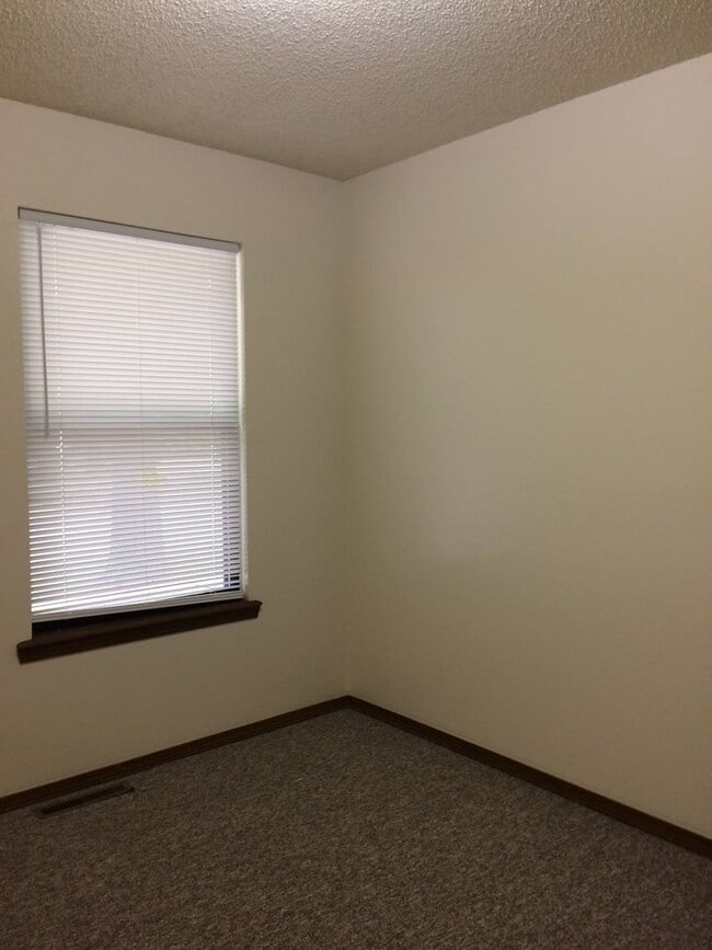 Building Photo - 3 Bedroom Ranch Nixa-Available to view now