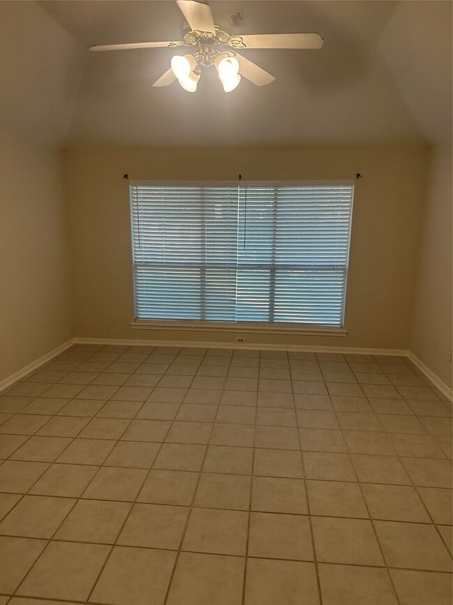 Building Photo - 15915 Clear Pointe Dr