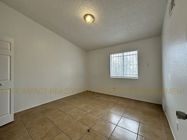 Building Photo - 423 E Thoroughbred St