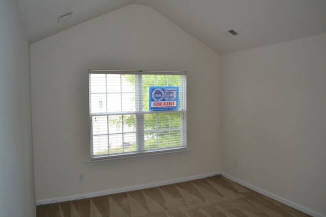 Building Photo - Great Townhome in Abbotts Glen!