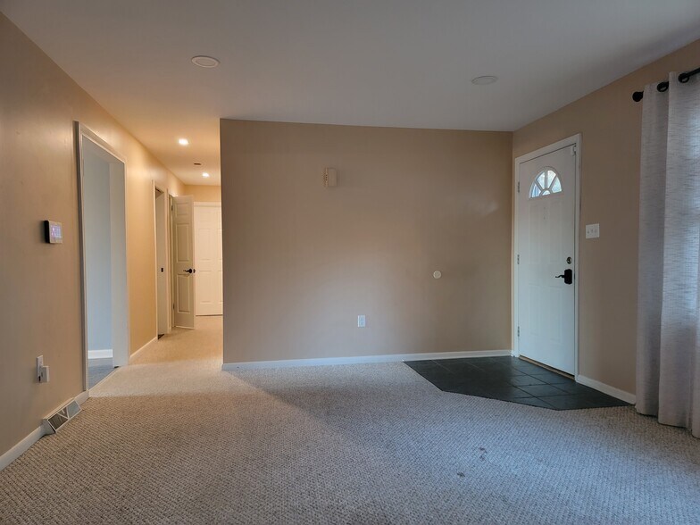 Building Photo - 40 Pine Crest Dr
