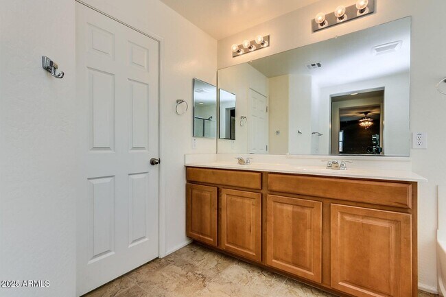 Building Photo - 869 E Doral Ct