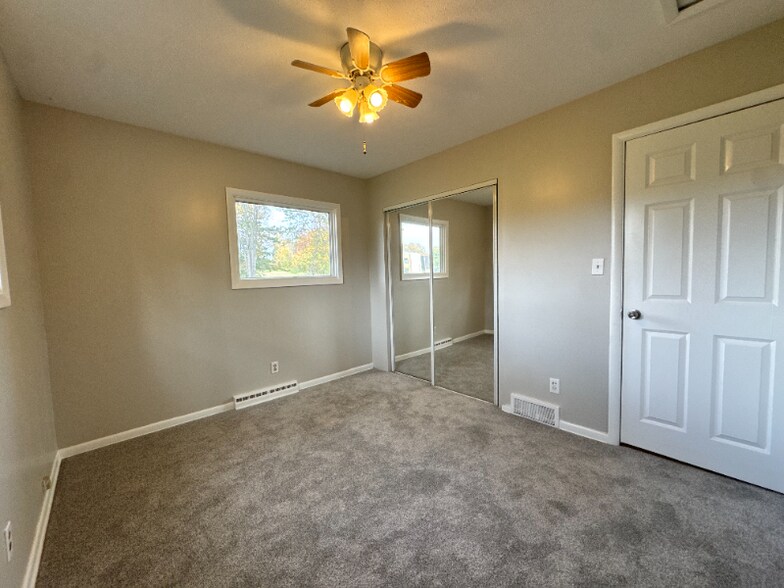 Building Photo - 154 W Good Ave