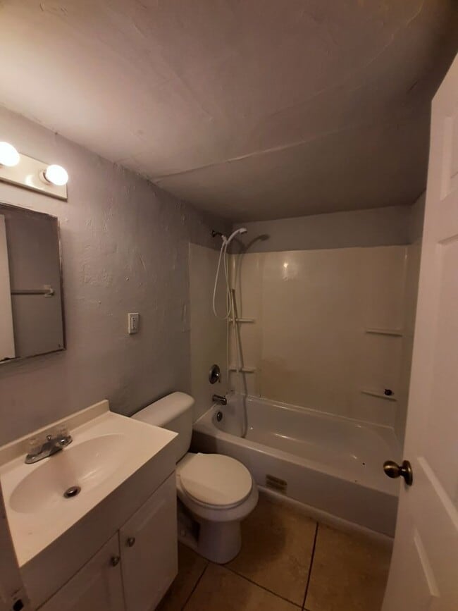 Building Photo - 2170-2172 Davis Court