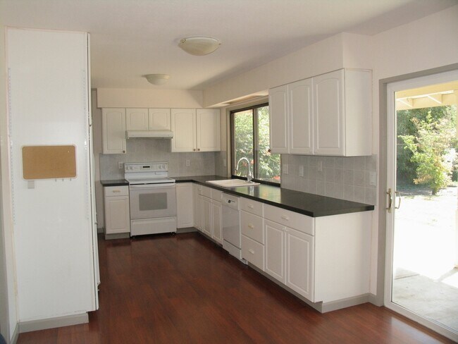 Building Photo - Nice Home in Hillsboro