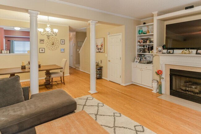 Building Photo - Spacious, well-kept 3 bedroom N Raleigh townhome with fenced back area!