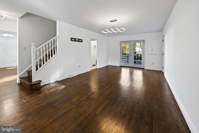 Building Photo - 24 Maple Ave