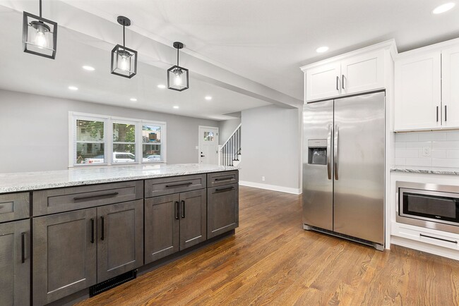 Building Photo - Awesome Renovated OP House