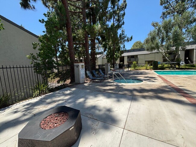 Building Photo - Clean 2 bedroom condo located near downtown Fullerton