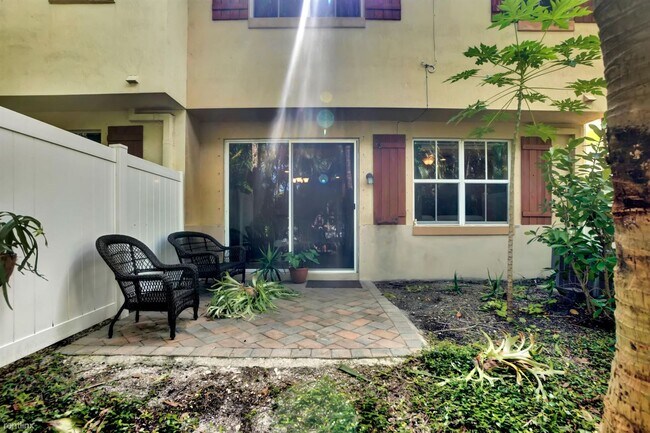 Building Photo - 3 br, 2.5 bath House - 117 E Prive Cir