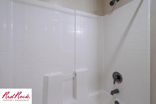 Building Photo - Cozy Townhome with Community Pool