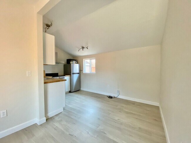 Building Photo - 1407 Vale Ave