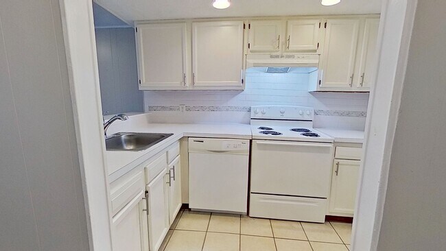 Building Photo - MOVE IN SPECIAL $500 OFF FIRST MONTH!! Bea...