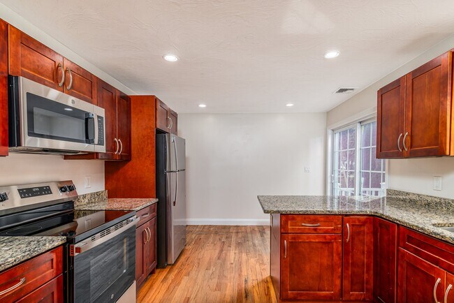 Building Photo - 12 Woodbury Ct