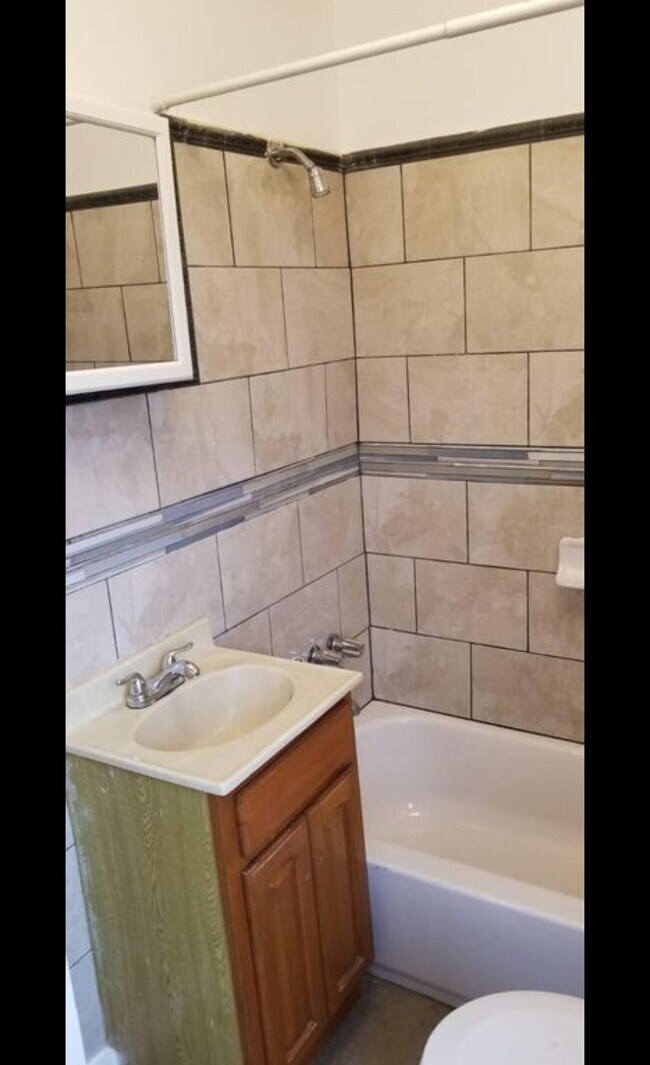 Building Photo - 826 schuylkill ave