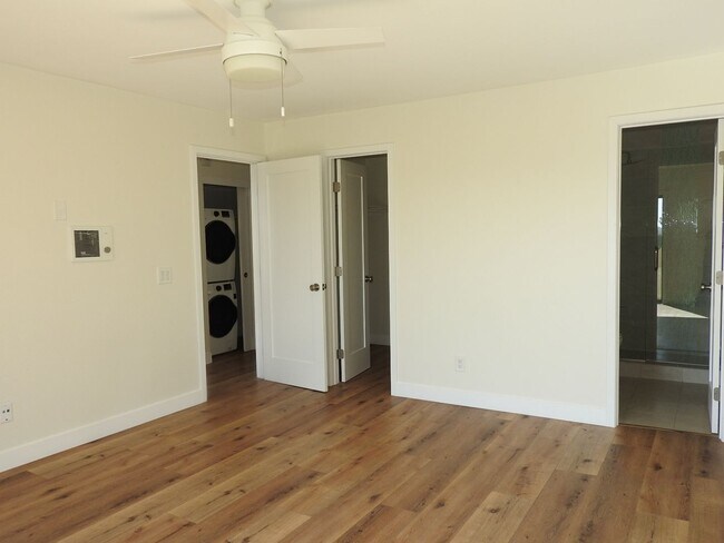 Building Photo - Lovely 2 bed 2bath with Stunning Views