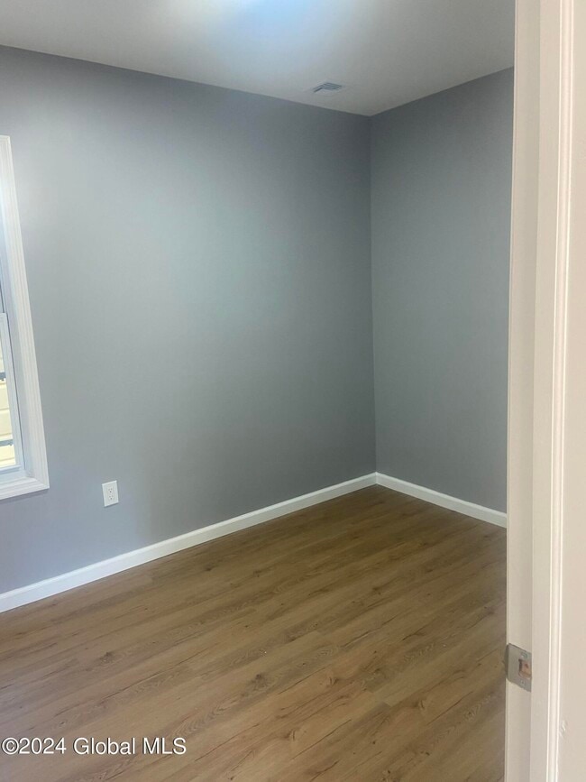 Building Photo - 533 Paige St