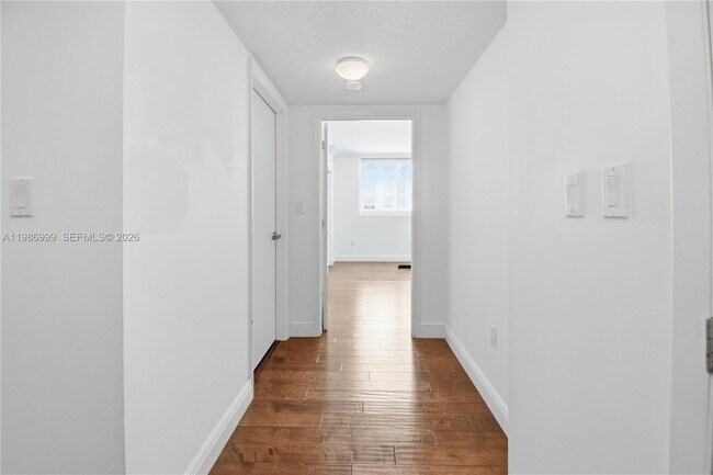 Building Photo - 1800 N Bayshore Dr