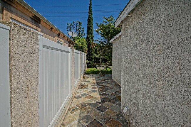 Building Photo - 1x 3906-3908