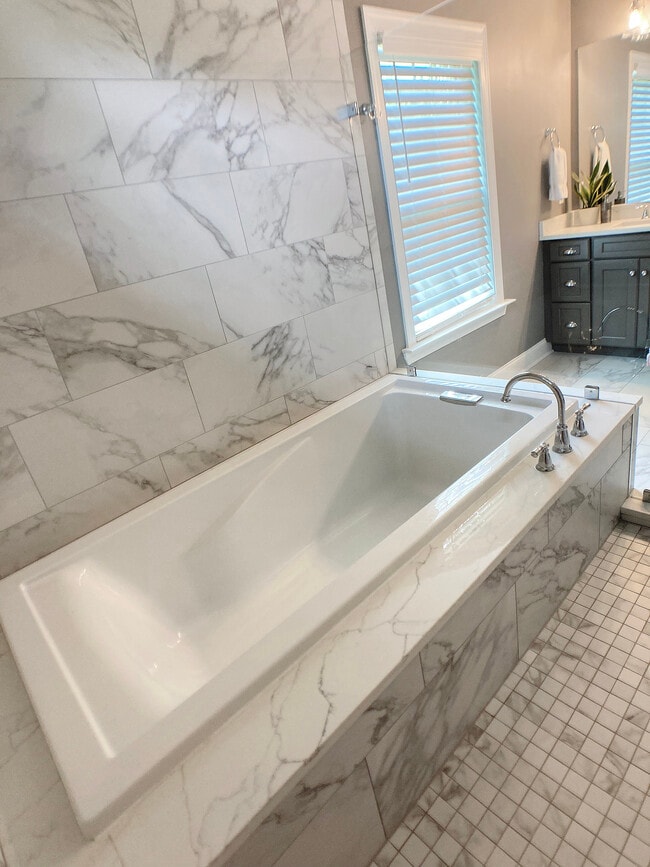 Building Photo - 1612 Auburndale Ave