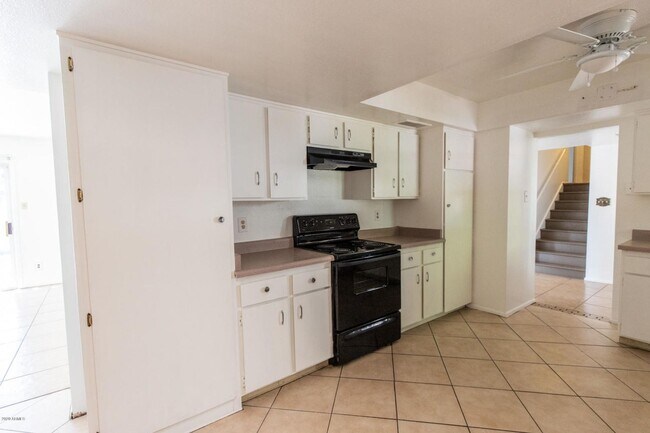 Building Photo - Great Tri-Level home close to ASU