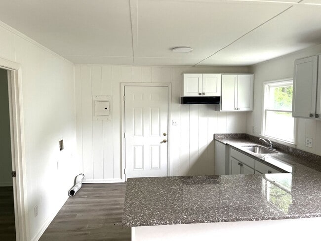 Building Photo - Remodeled Two Bedroom House for Rent in La...