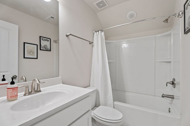 Building Photo - Townhome For Lease