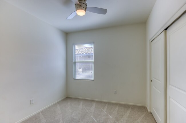 Building Photo - Beautiful 3 Bedroom 2 Bath Available Now i...