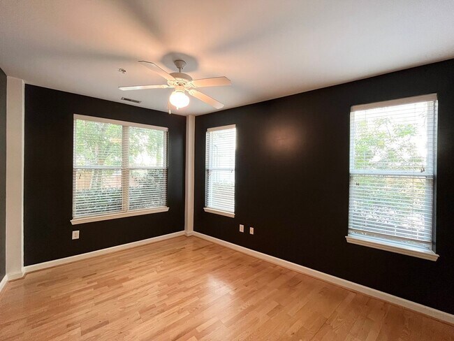 Building Photo - Spacious 2BD, 2BA Condo in a Prime Locatio...