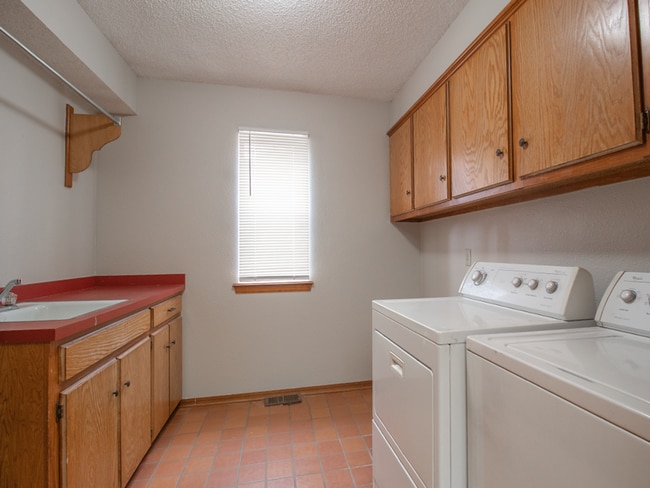 Building Photo - Spacious 3BD/2.5 BTH 2 Car Garage, Minutes from Tinker AFB