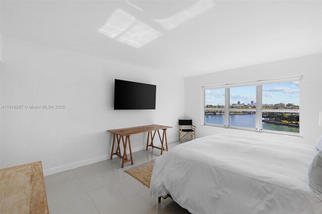 Building Photo - 9102 W Bay Harbor Dr