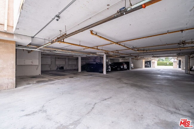 Building Photo - 610 Venice Way