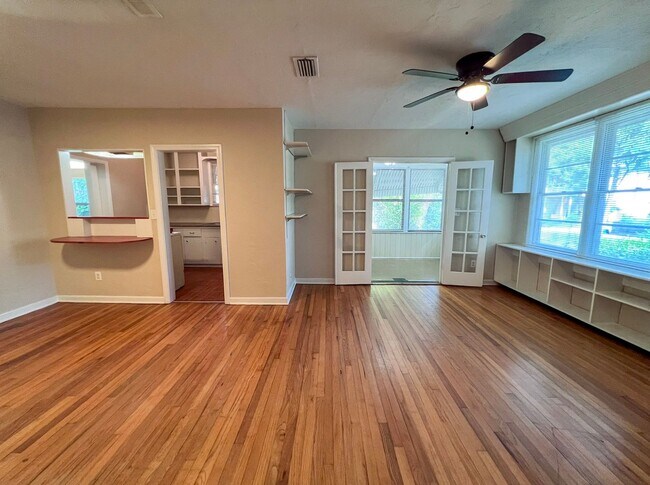 Building Photo - 2/2 House Walking Distance to Campus - Available Fall 2026! *Approved Application*