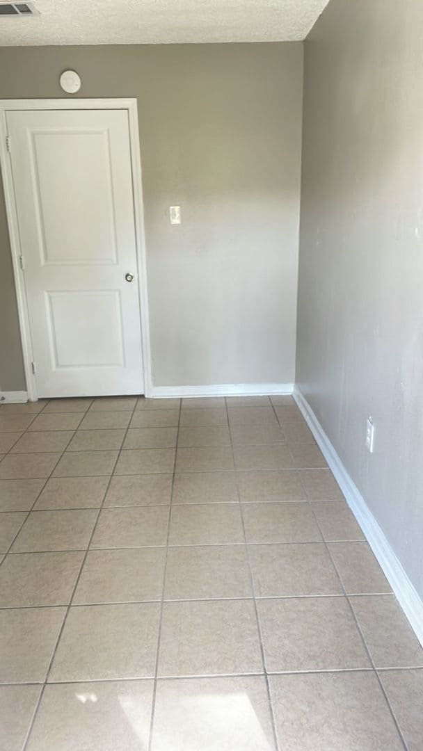 Building Photo - 2BR 1 Bath in Central.