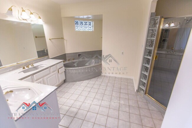 Building Photo - 4728 E Ron Rico Rd